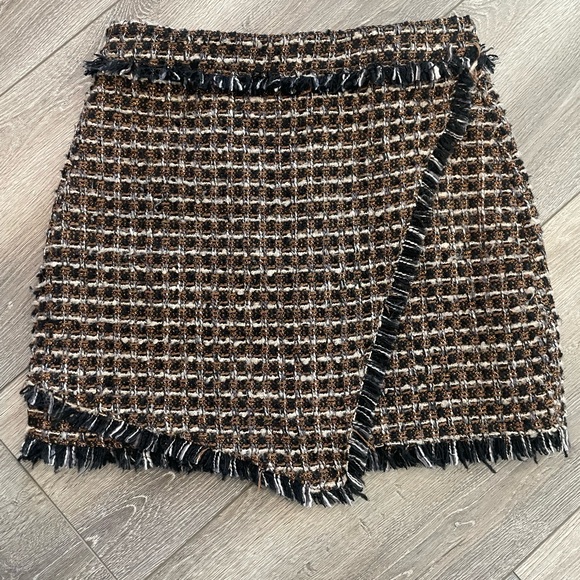 Blank NYC Retrograde tweed jacket and asymmetrical mini skirt matching set. - Picture 14 of 15